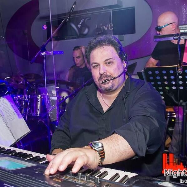 Ο Τάσος Βουγιατζής στα πλήκτρα